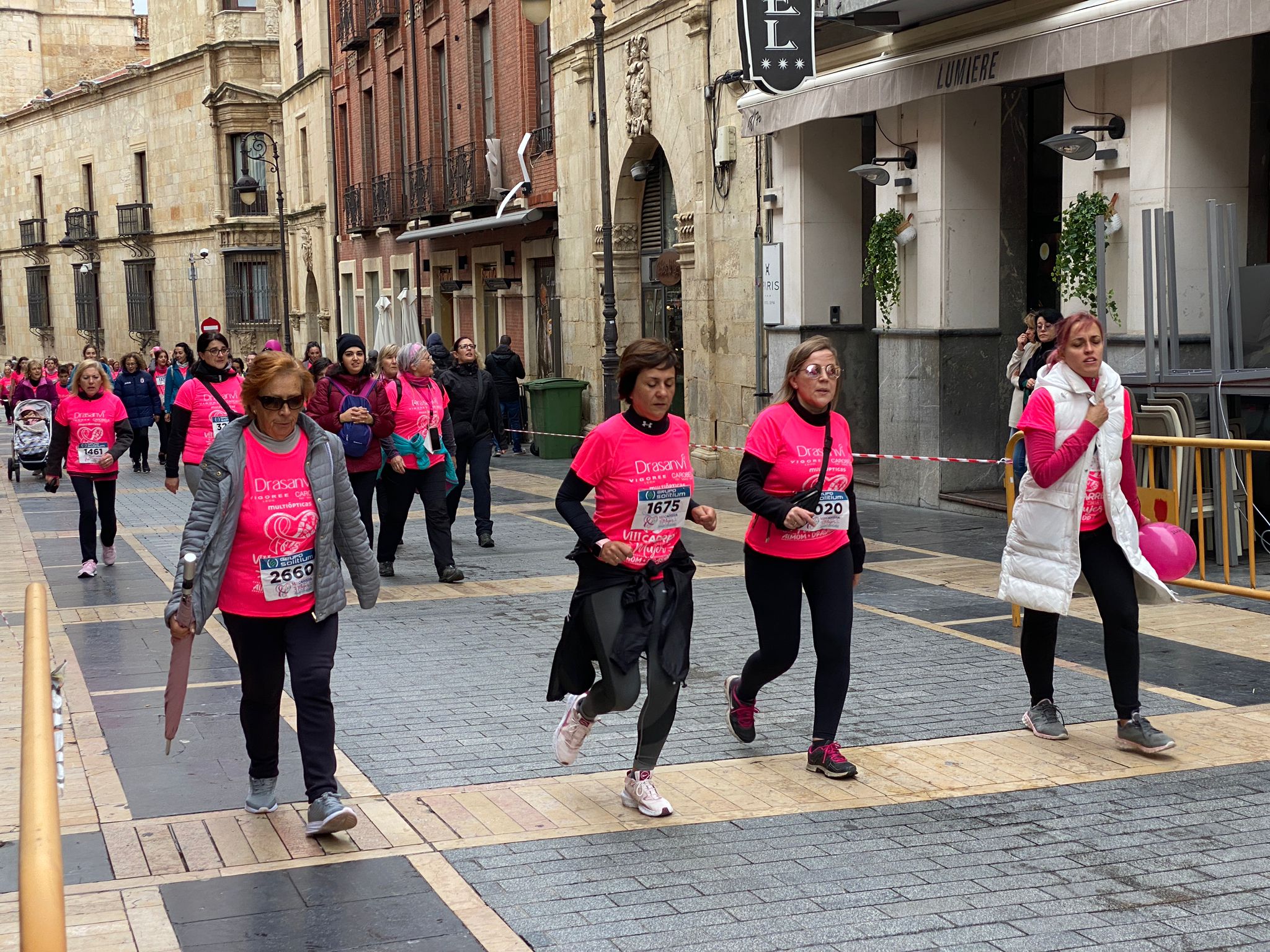 Fotos: VIII Carrera de la Mujer Contra el Cáncer de Mama desde calle Ancha, Santo Domingo y Catedral