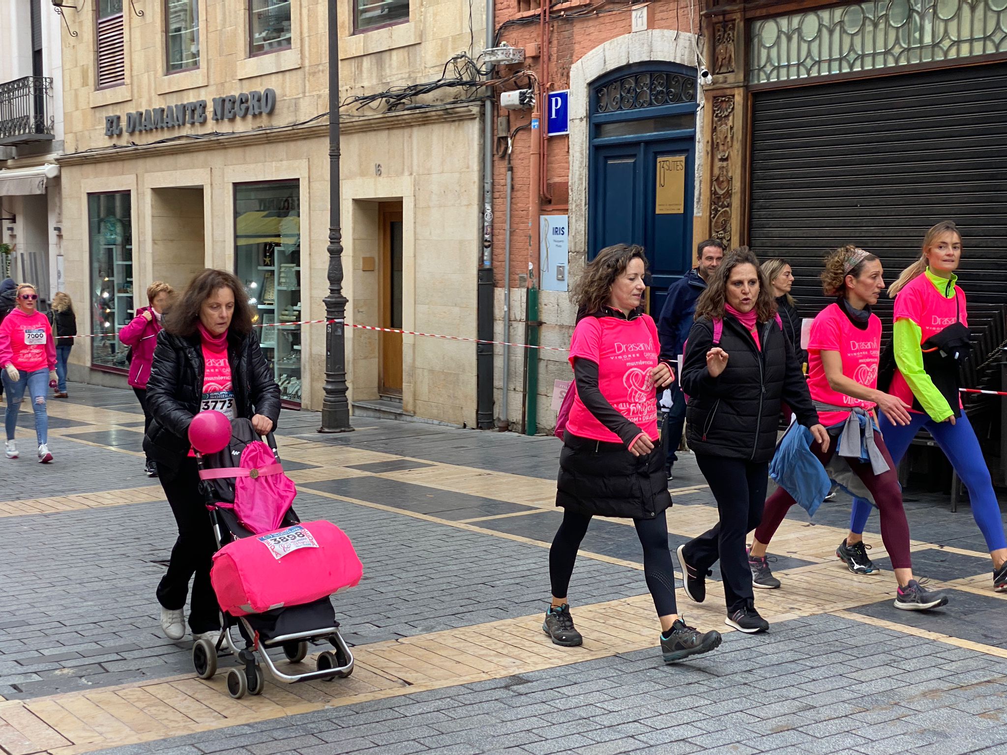 Fotos: VIII Carrera de la Mujer Contra el Cáncer de Mama desde calle Ancha, Santo Domingo y Catedral