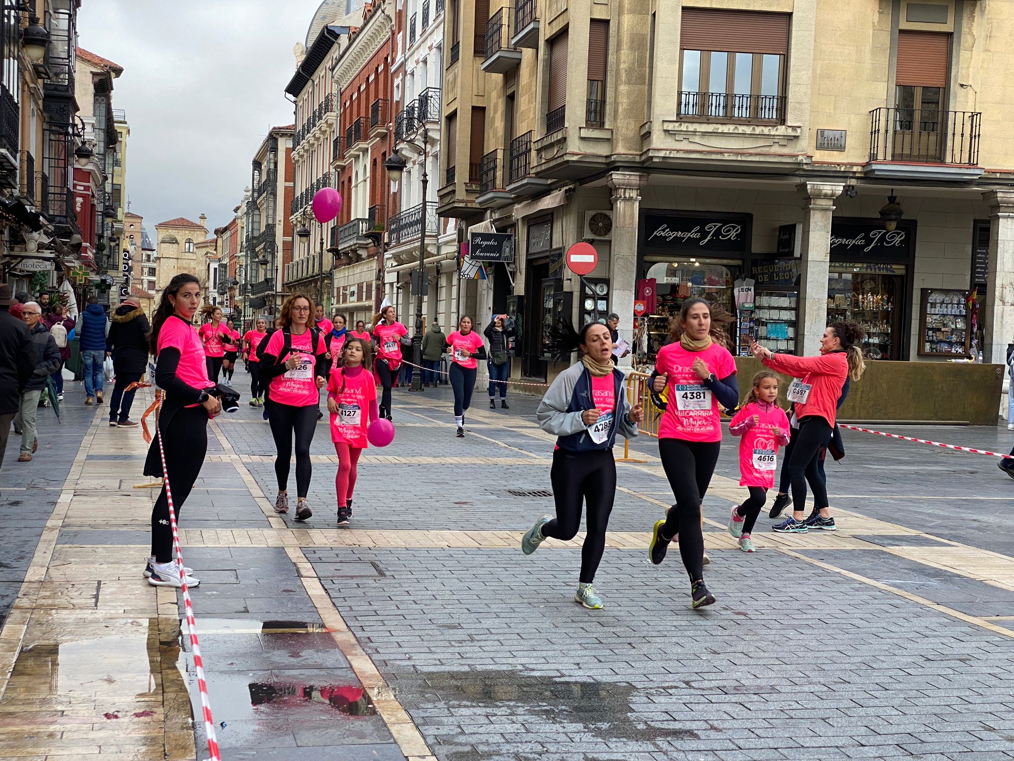 Fotos: VIII Carrera de la Mujer Contra el Cáncer de Mama desde calle Ancha, Santo Domingo y Catedral