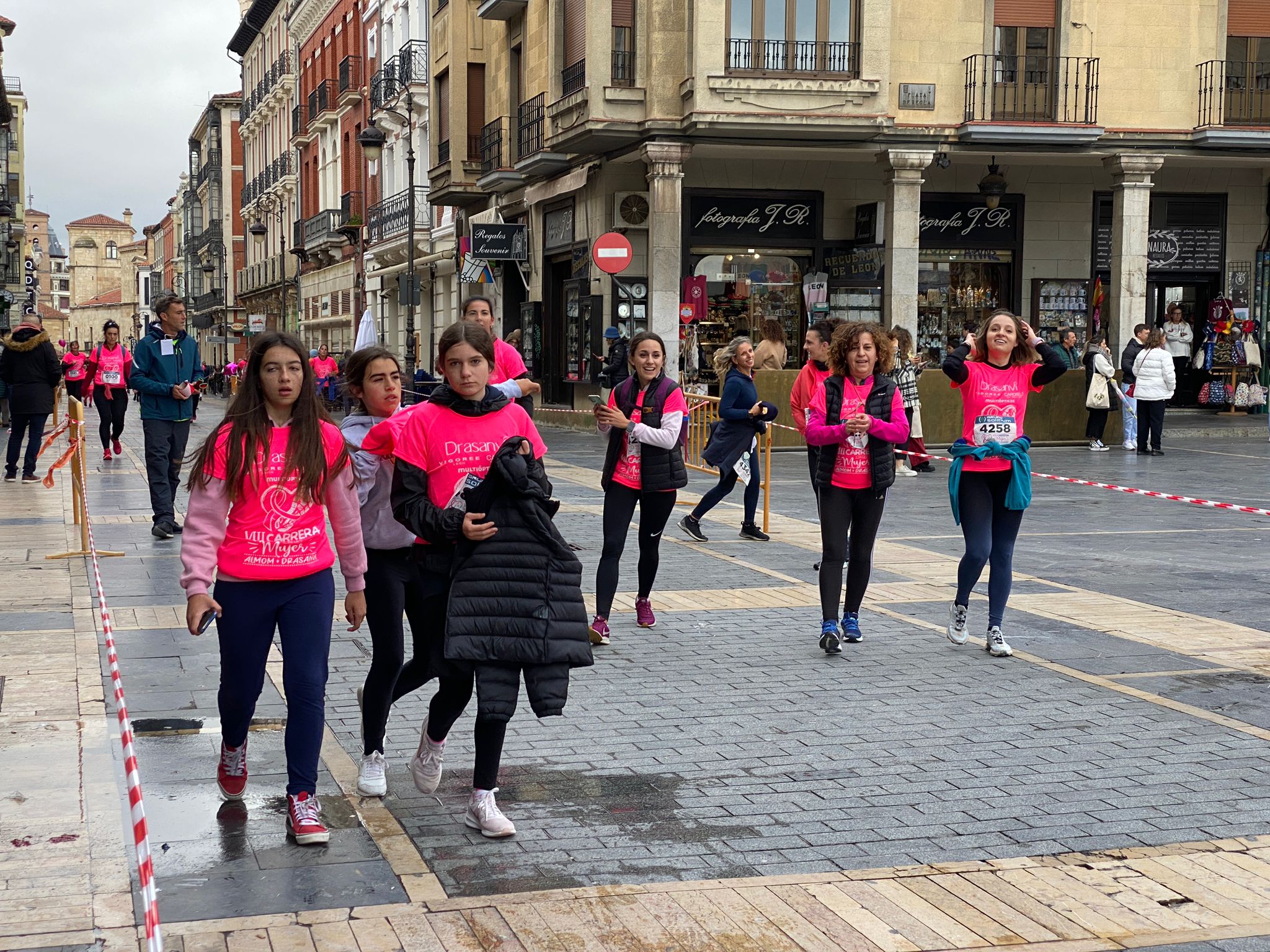 Fotos: VIII Carrera de la Mujer Contra el Cáncer de Mama desde calle Ancha, Santo Domingo y Catedral