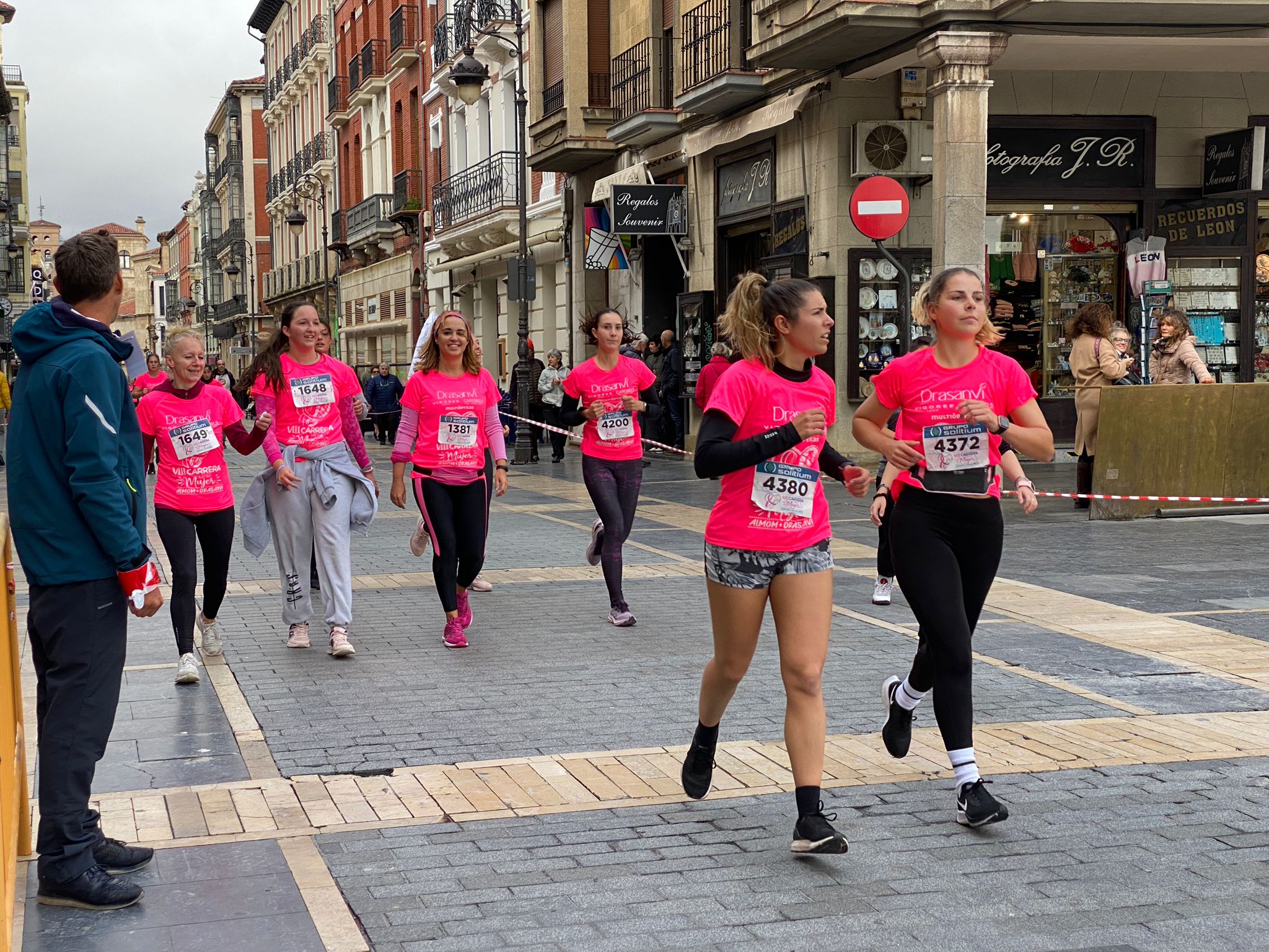 Fotos: VIII Carrera de la Mujer Contra el Cáncer de Mama desde calle Ancha, Santo Domingo y Catedral