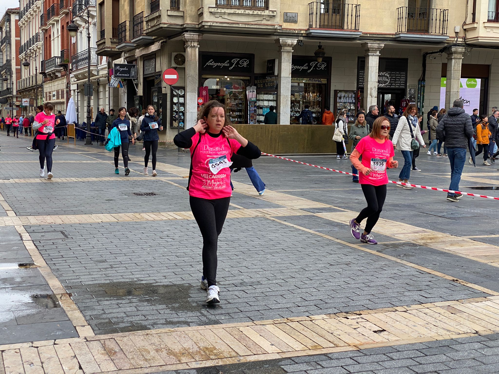 Fotos: VIII Carrera de la Mujer Contra el Cáncer de Mama desde calle Ancha, Santo Domingo y Catedral