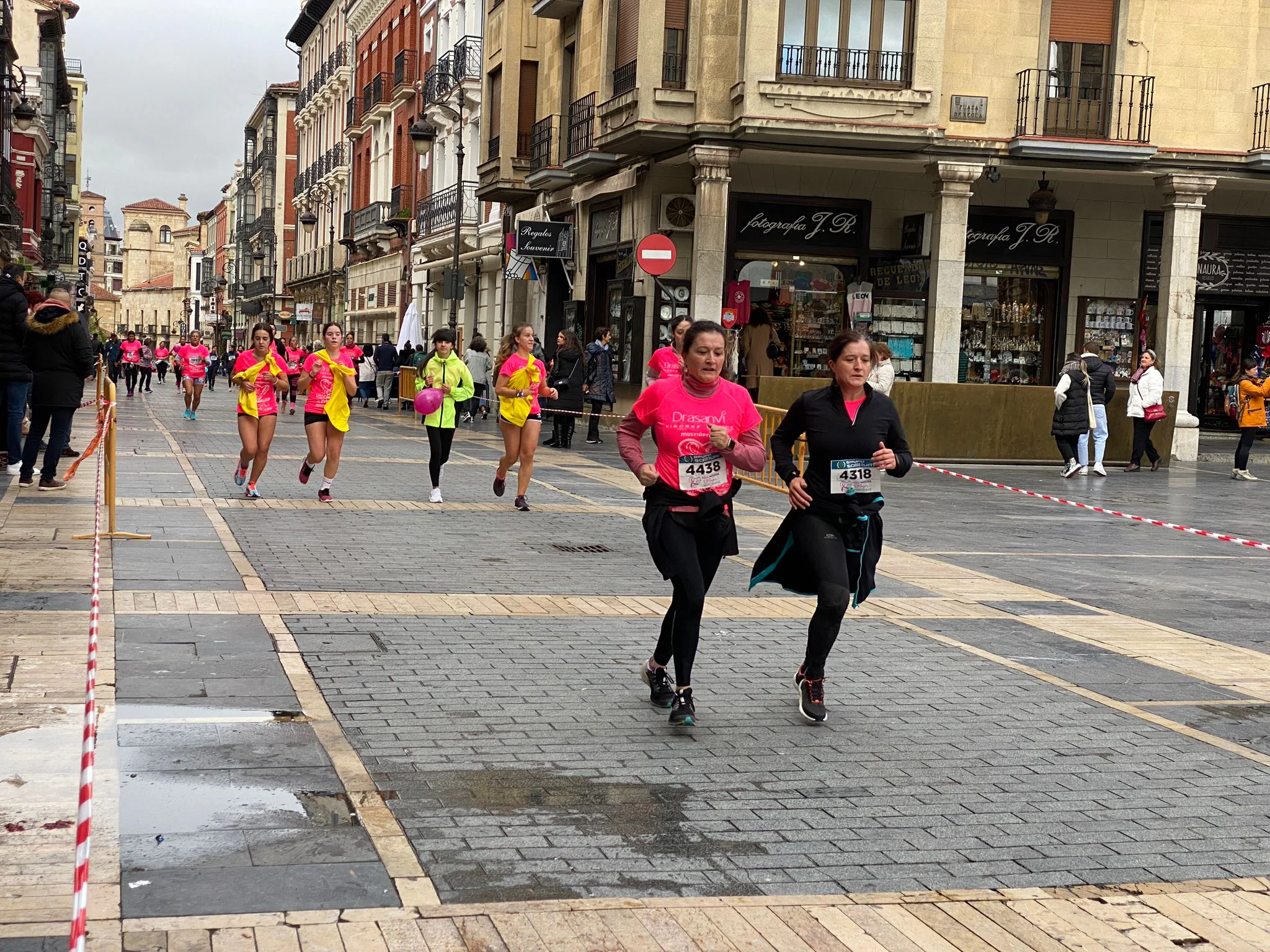 Fotos: VIII Carrera de la Mujer Contra el Cáncer de Mama desde calle Ancha, Santo Domingo y Catedral