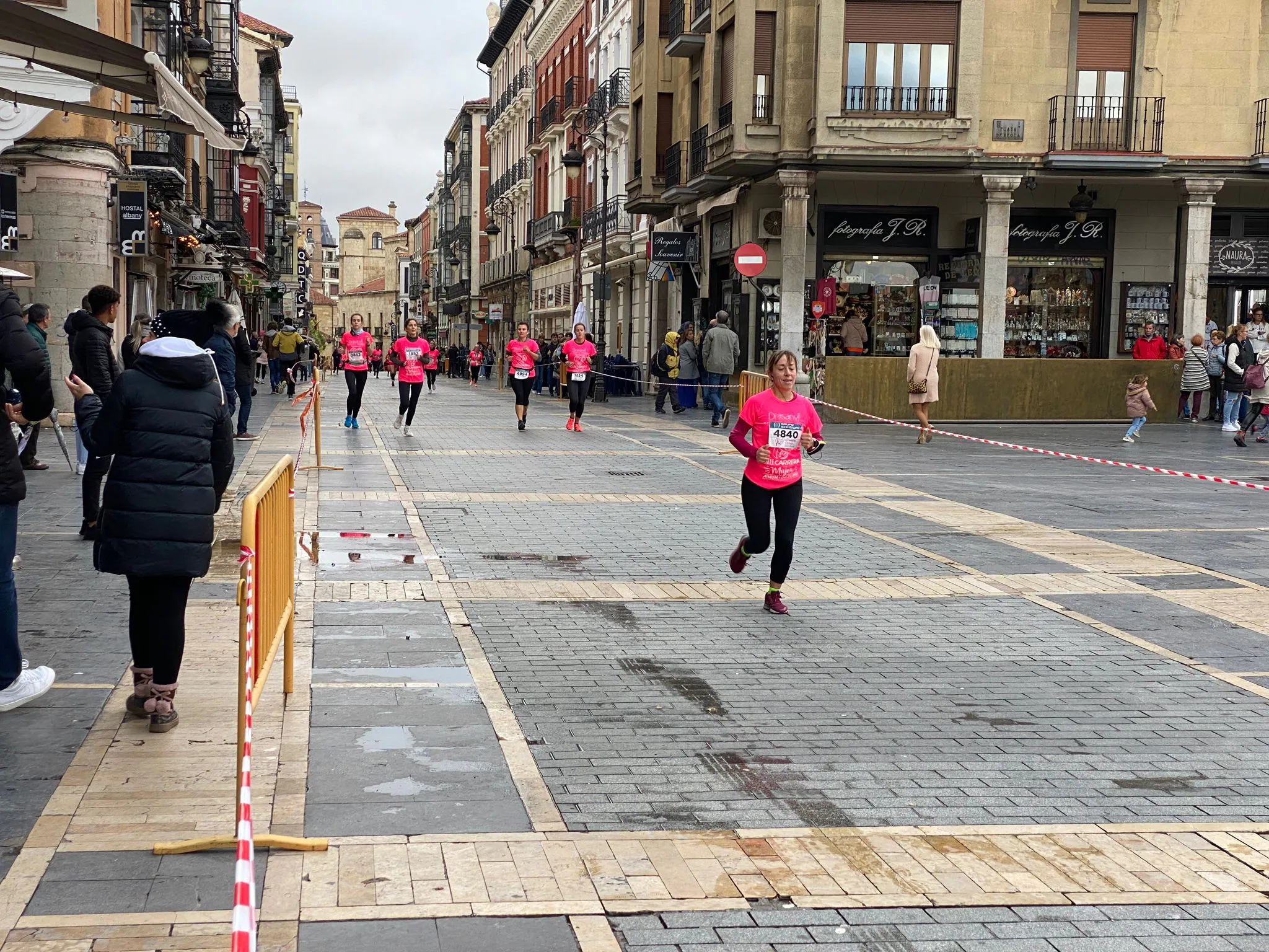 Fotos: VIII Carrera de la Mujer Contra el Cáncer de Mama desde calle Ancha, Santo Domingo y Catedral