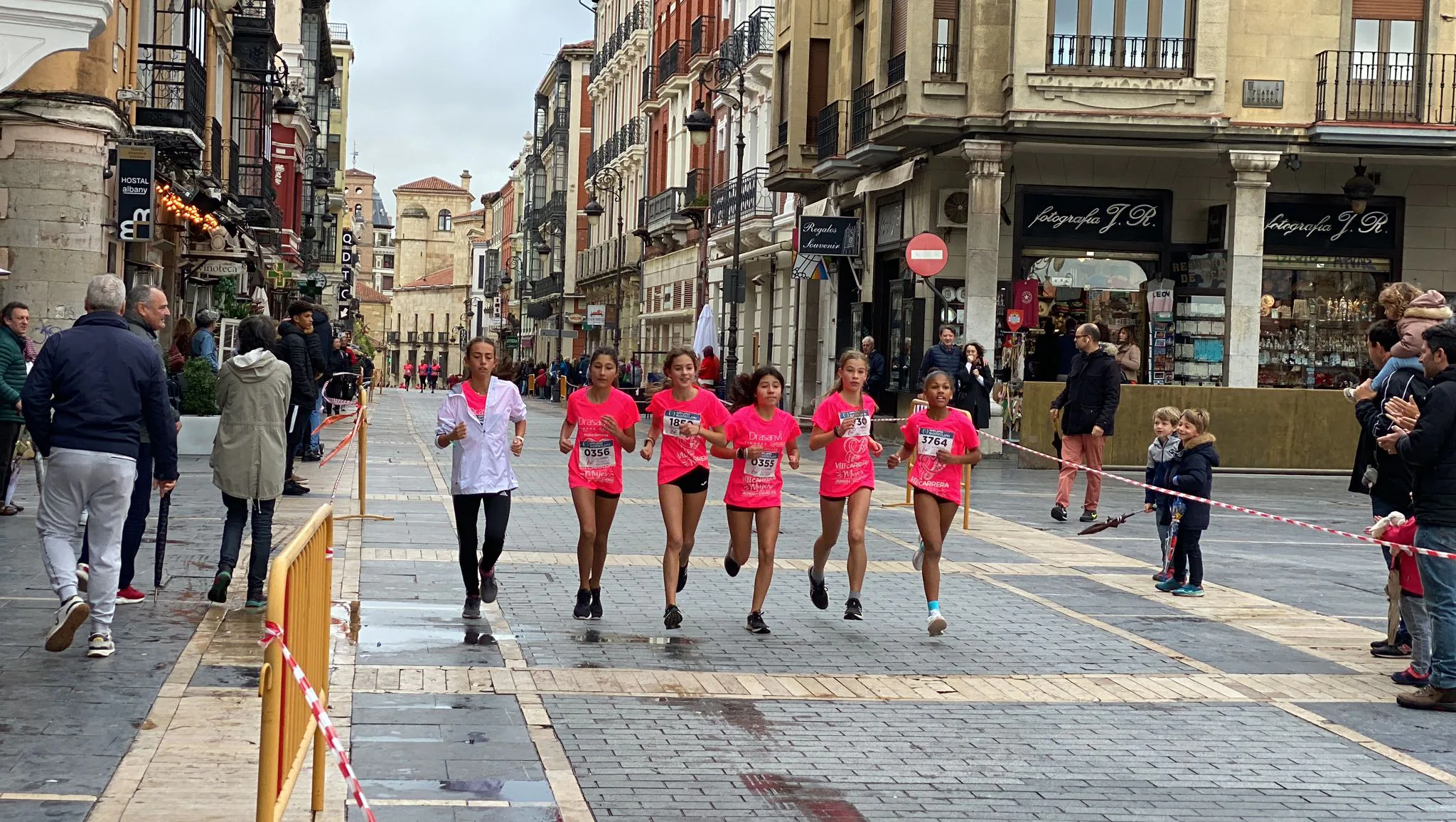 Fotos: VIII Carrera de la Mujer Contra el Cáncer de Mama desde calle Ancha, Santo Domingo y Catedral