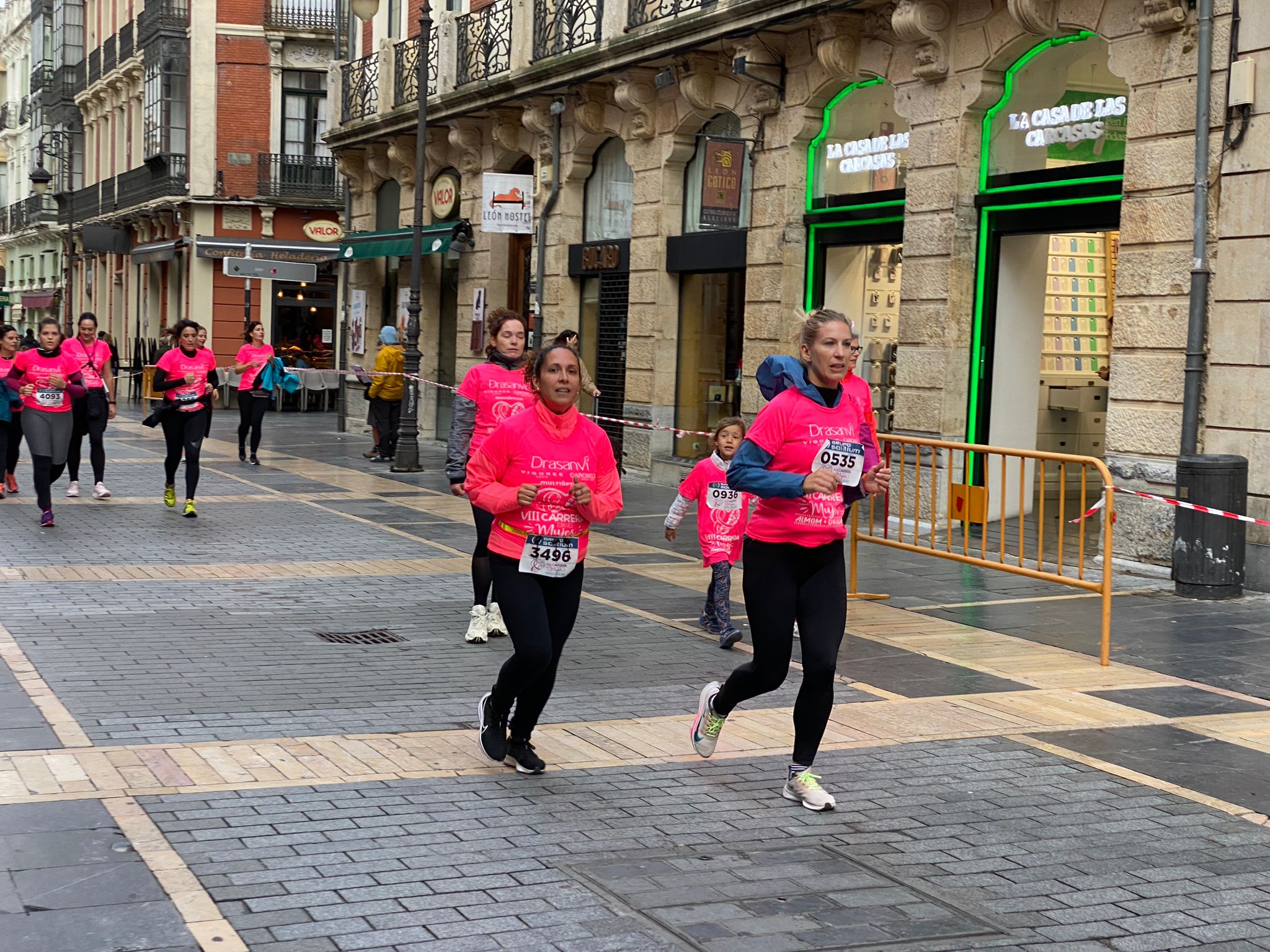 Fotos: VIII Carrera de la Mujer Contra el Cáncer de Mama desde calle Ancha, Santo Domingo y Catedral