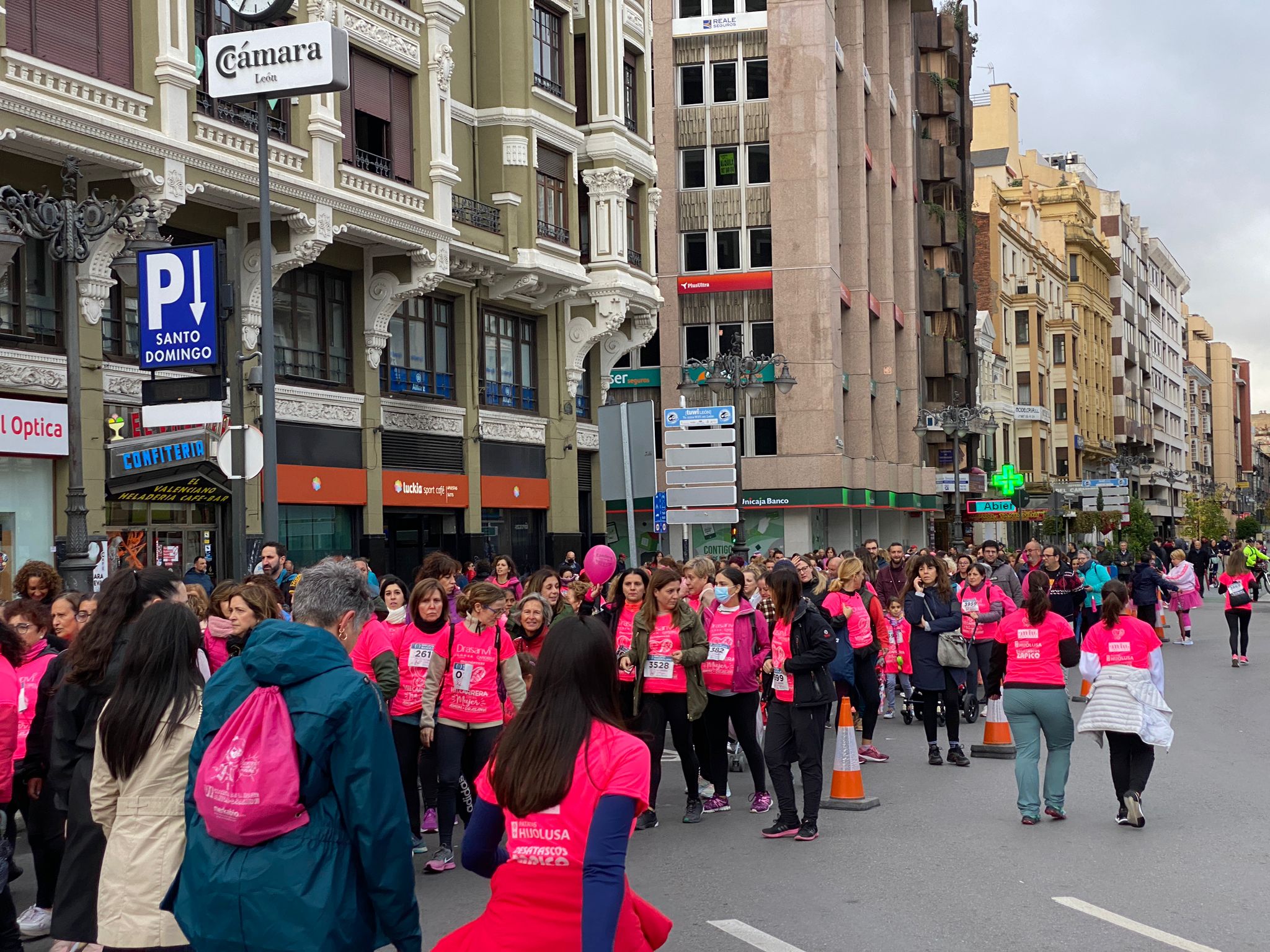 Fotos: VIII Carrera de la Mujer Contra el Cáncer de Mama desde calle Ancha, Santo Domingo y Catedral