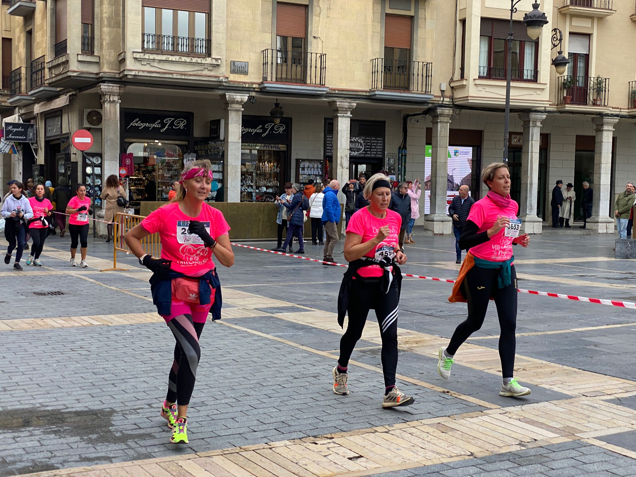 Fotos: VIII Carrera de la Mujer Contra el Cáncer de Mama desde calle Ancha, Santo Domingo y Catedral