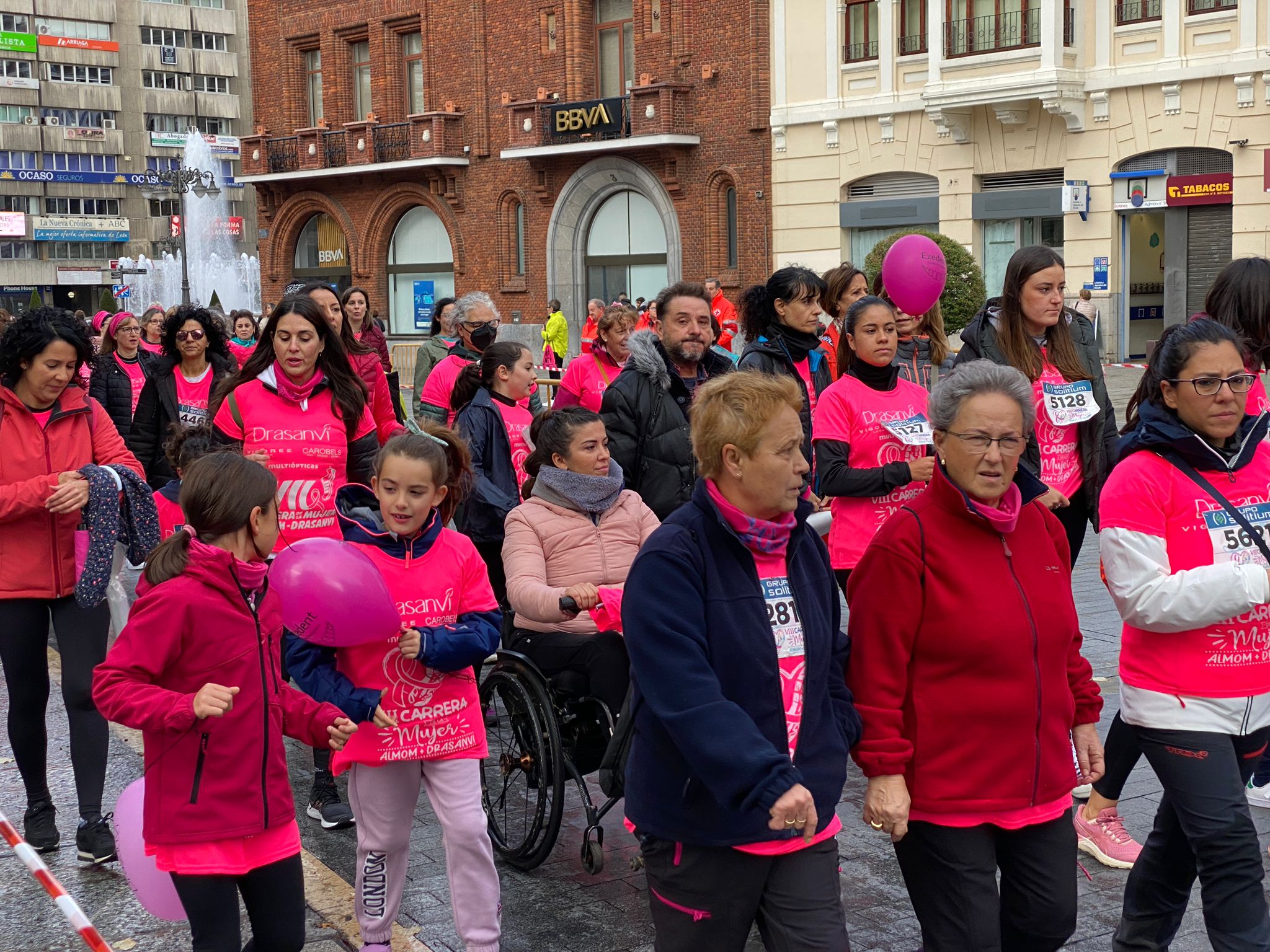 Fotos: VIII Carrera de la Mujer Contra el Cáncer de Mama desde calle Ancha, Santo Domingo y Catedral