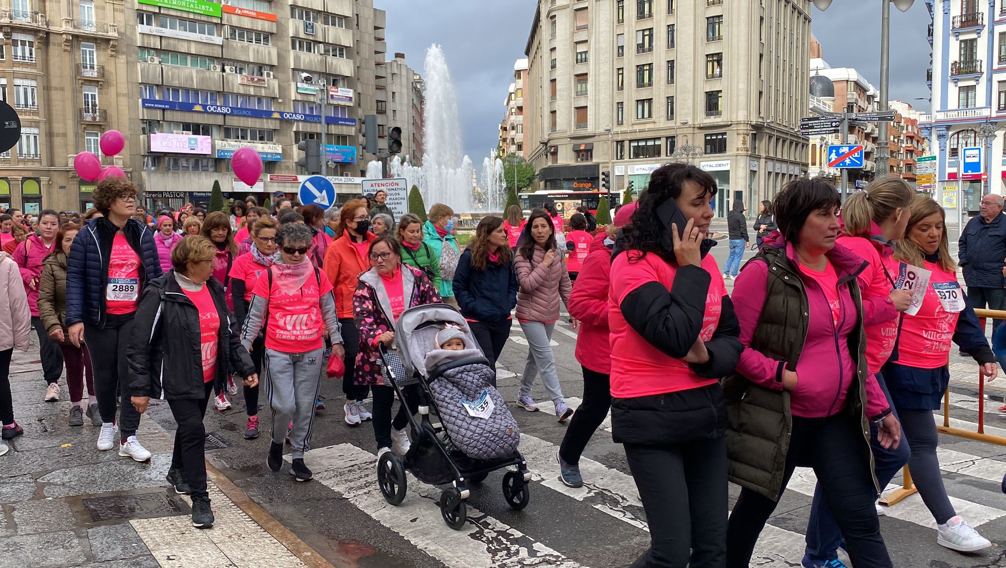 Fotos: VIII Carrera de la Mujer Contra el Cáncer de Mama desde calle Ancha, Santo Domingo y Catedral