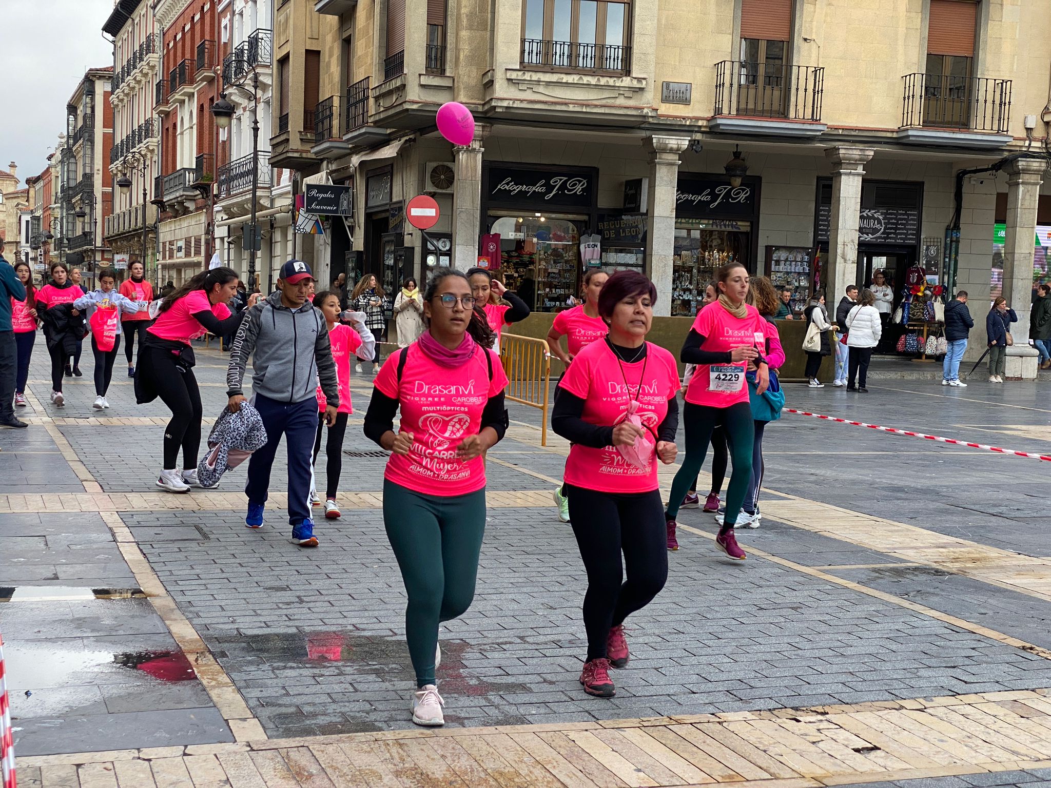 Fotos: VIII Carrera de la Mujer Contra el Cáncer de Mama desde calle Ancha, Santo Domingo y Catedral