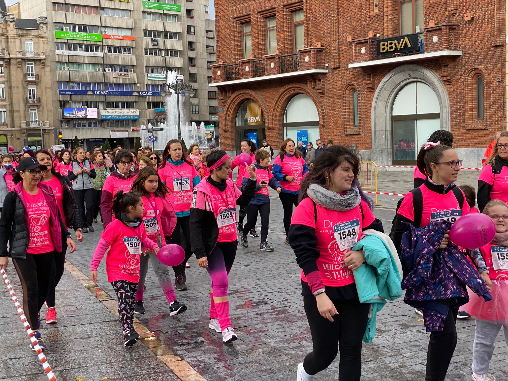 Fotos: VIII Carrera de la Mujer Contra el Cáncer de Mama desde calle Ancha, Santo Domingo y Catedral