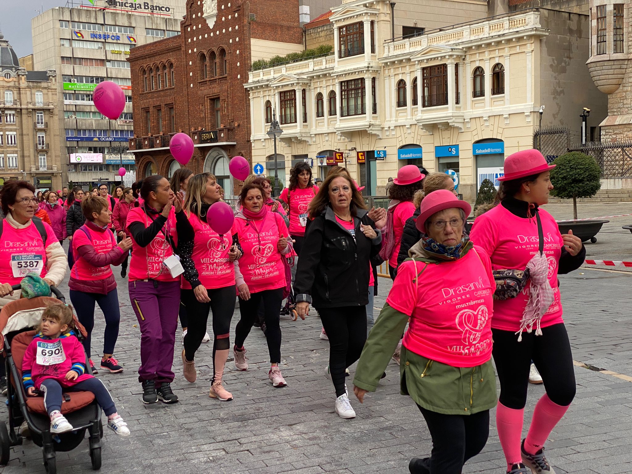 Fotos: VIII Carrera de la Mujer Contra el Cáncer de Mama desde calle Ancha, Santo Domingo y Catedral