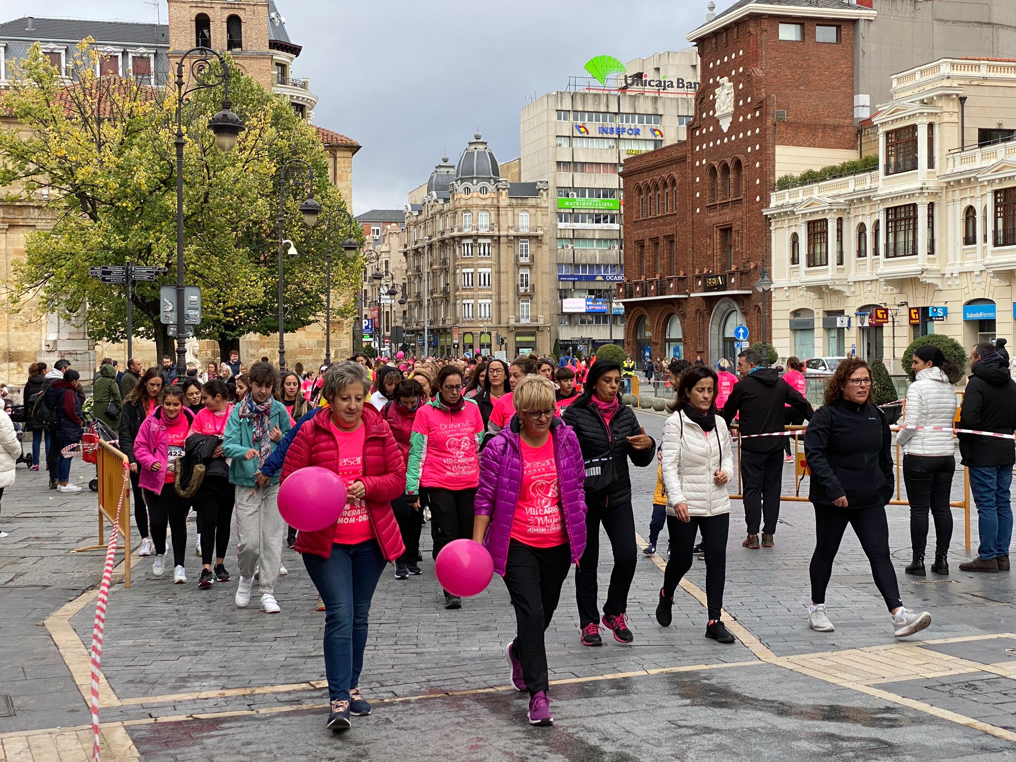 Fotos: VIII Carrera de la Mujer Contra el Cáncer de Mama desde calle Ancha, Santo Domingo y Catedral