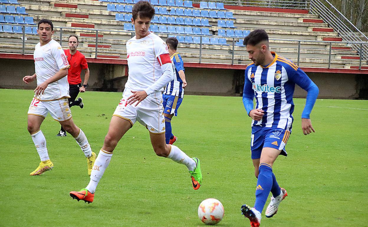 Nico, del Júpiter, trata de tapar la acción del blanquiazul Jiménez.