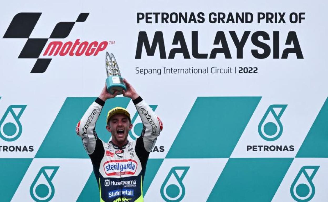 El piloto británico John McPhee, celebra su victoria en el podio del Gran Premio de Malasia de Moto3