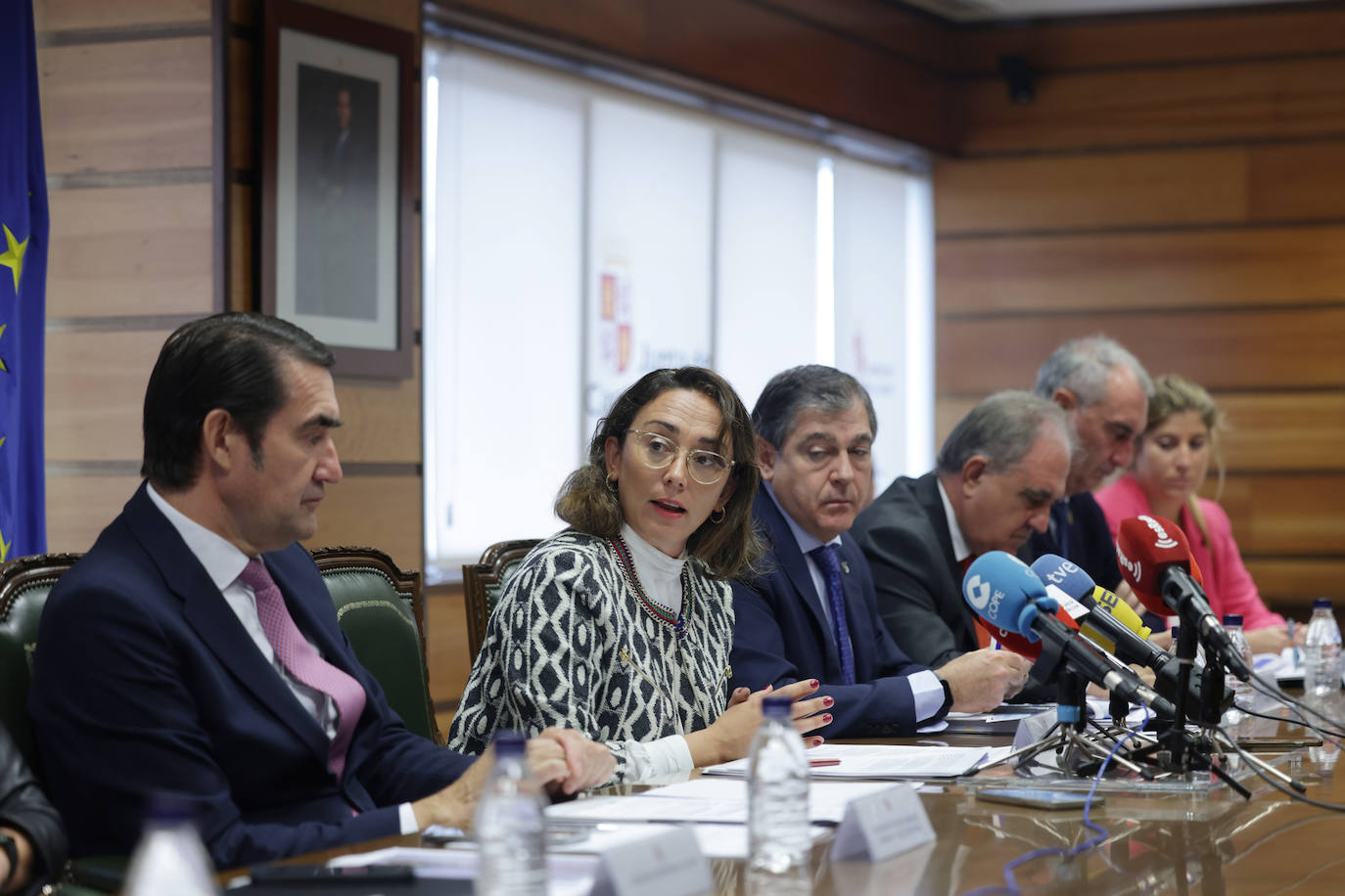 Los consejeros de Medio Ambiente, Vivienda y Ordenación del Territorio, Juan Carlos Suárez-Quiñones, y de Movilidad y Transformación Digital, María González Corral -acompañados por los delegados territoriales de las nueve provincias-, presentan la Campaña de Riesgos Invernales 2022-2023.