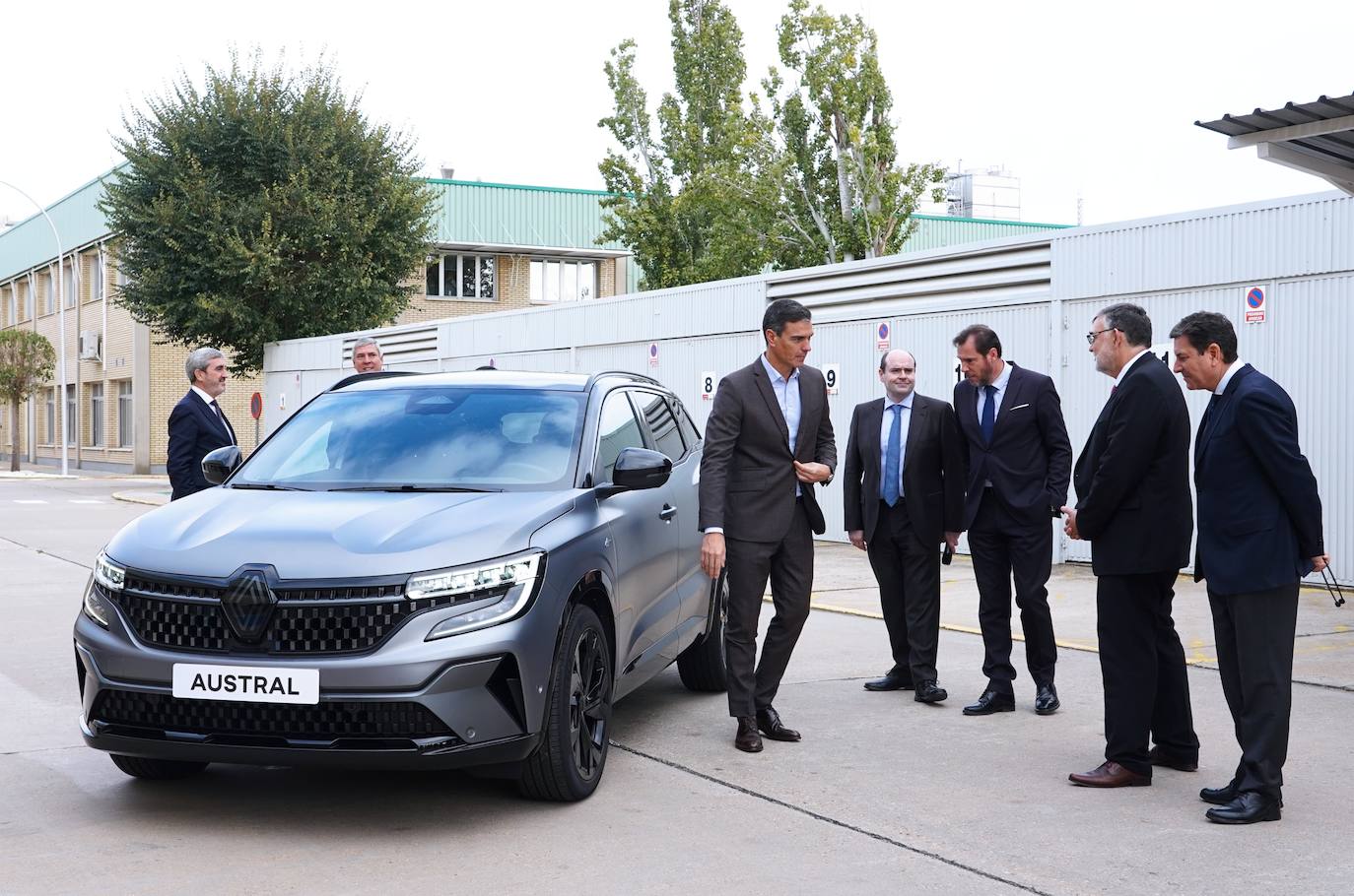 El presidente del Gobierno, Pedro Sánchez, visita el centro de I+D+i de Renault Group en Valladolid.