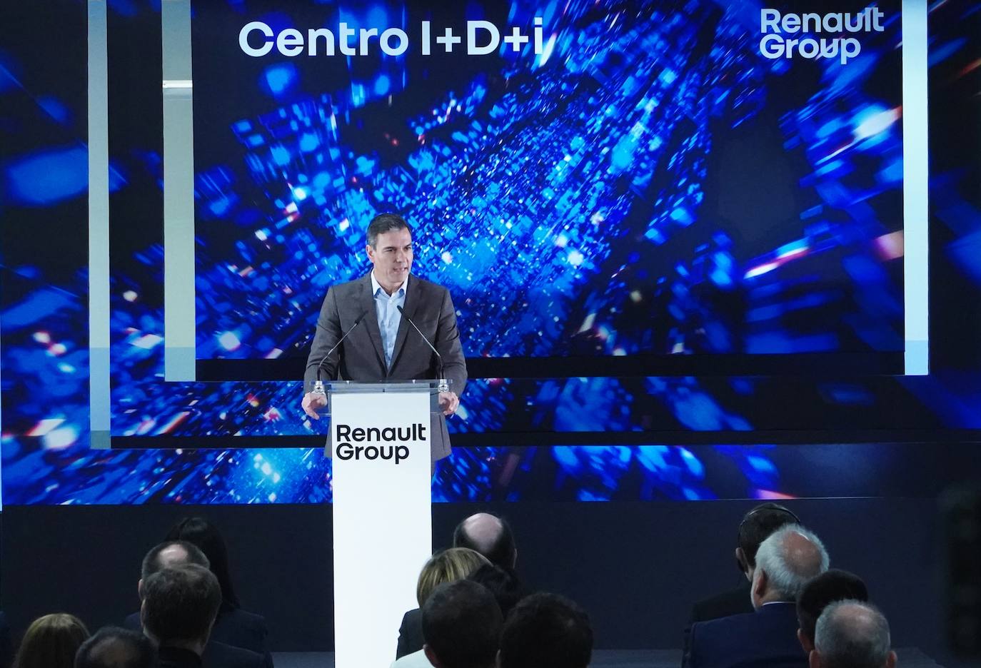 El presidente del Gobierno, Pedro Sánchez, visita el centro de I+D+i de Renault Group en Valladolid.