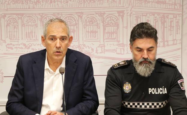 Vicente Canuria, concejal responsable de la mancomunidad de servicios funerarios, y Miguel Ángel Pellitero, intendente jefe de la Policía Local de León, en la presentación del dispositivo especial para el día de Todos los Santos. 