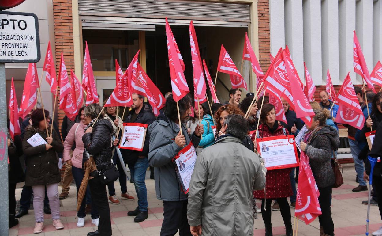 Los docentes de León denuncian que los interinos todavía no han cobrado la nómina de septiembre.