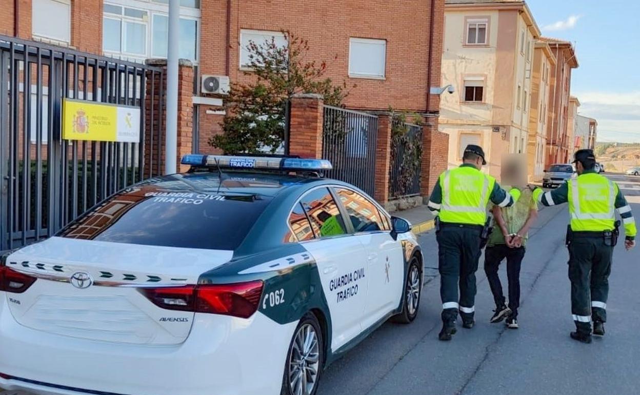 Efectivos de la Guarcia Civil trasladan al detenido al cuartel de su demarcación. 