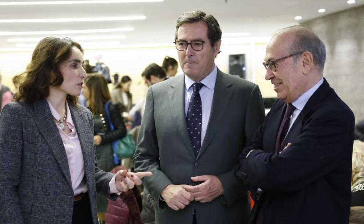 El presidente de la CEOE, Antonio Garamendi (c), a su llegada a un almuerzo-coloquio Club del siglo XXI. 