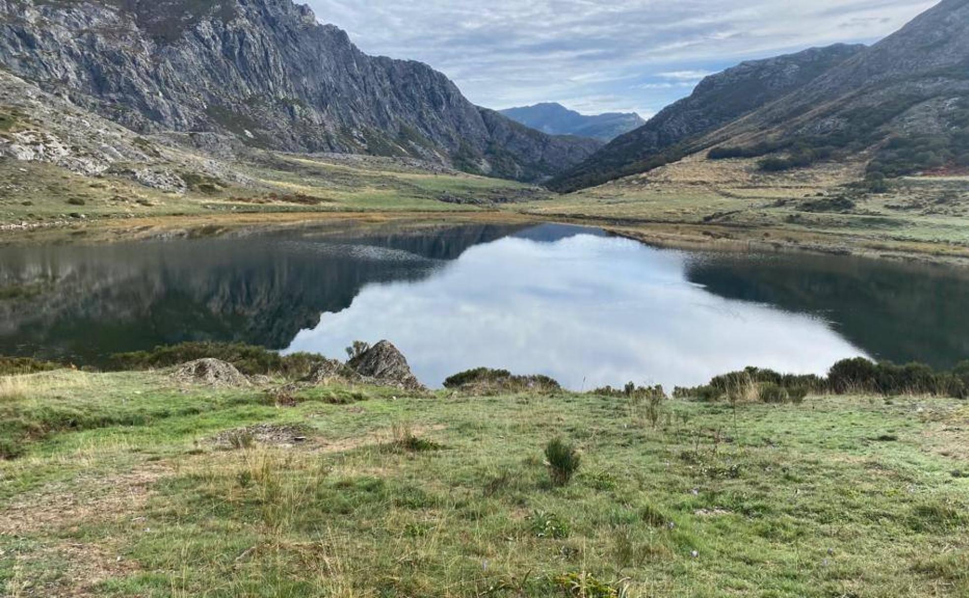 El lago Isoba se abre paso entre las peñas del macizo del Mampodre.