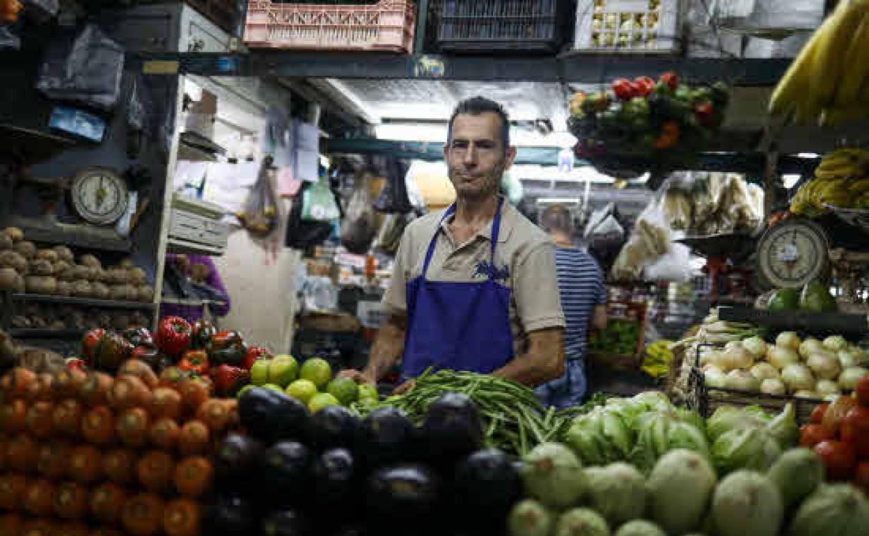 Una tienda de frutas y verduras. 