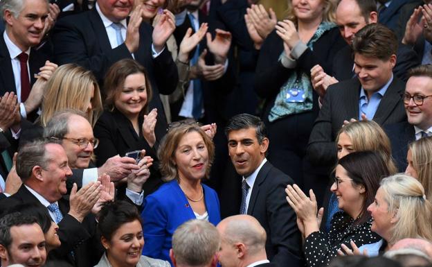 Rishi Sunak, junto a miembros del Partido Conservador.