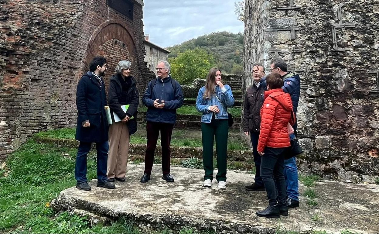 La delegada territorial, Ester Muñoz, visitó el Horno Alto de Sabero.