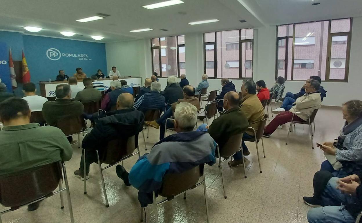 Imagen de la reunión con pedáneos del PP en el Bierzo.