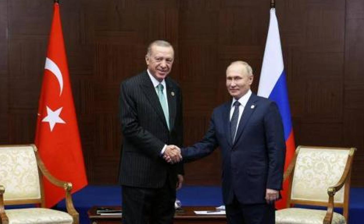 Los presidentes ruso, Vladímir Putin, y turco, Recep Tayyip Erdogan, durante un encuentro en Kazajistán. 