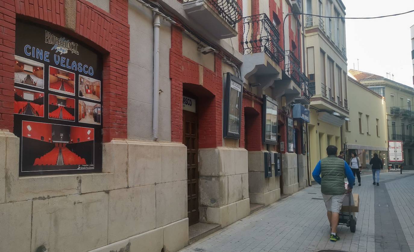 Desde 1911, cuando se levantó el Teatro Velasco en la calle Alonso Garrote de Astorga, el edificio ha acogido espectáculos artísticos que ahora han llegado a su fin de manera permanente