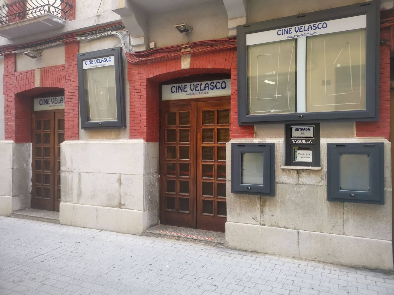 Desde 1911, cuando se levantó el Teatro Velasco en la calle Alonso Garrote de Astorga, el edificio ha acogido espectáculos artísticos que ahora han llegado a su fin de manera permanente