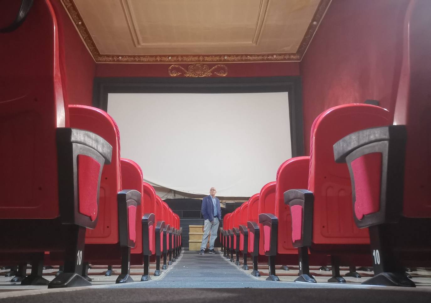 Desde 1911, cuando se levantó el Teatro Velasco en la calle Alonso Garrote de Astorga, el edificio ha acogido espectáculos artísticos que ahora han llegado a su fin de manera permanente