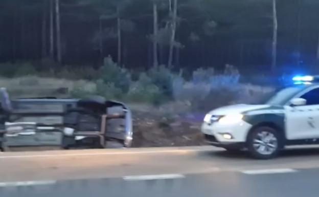 Imagen de uno de los coches volcados tras el accidente de la N-630. 