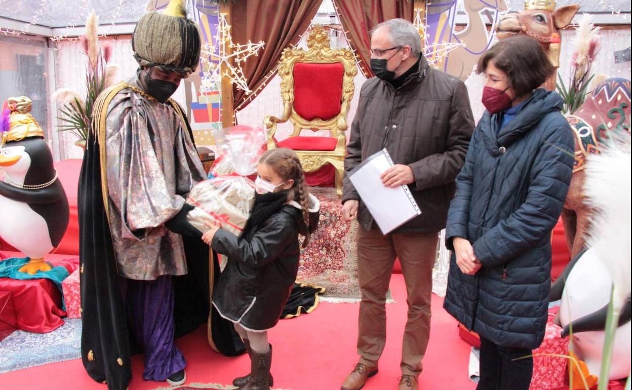 Entrega del premio del Concurso de Cartas a los Reyes Magos de Ponferrada en la edición de 2022.