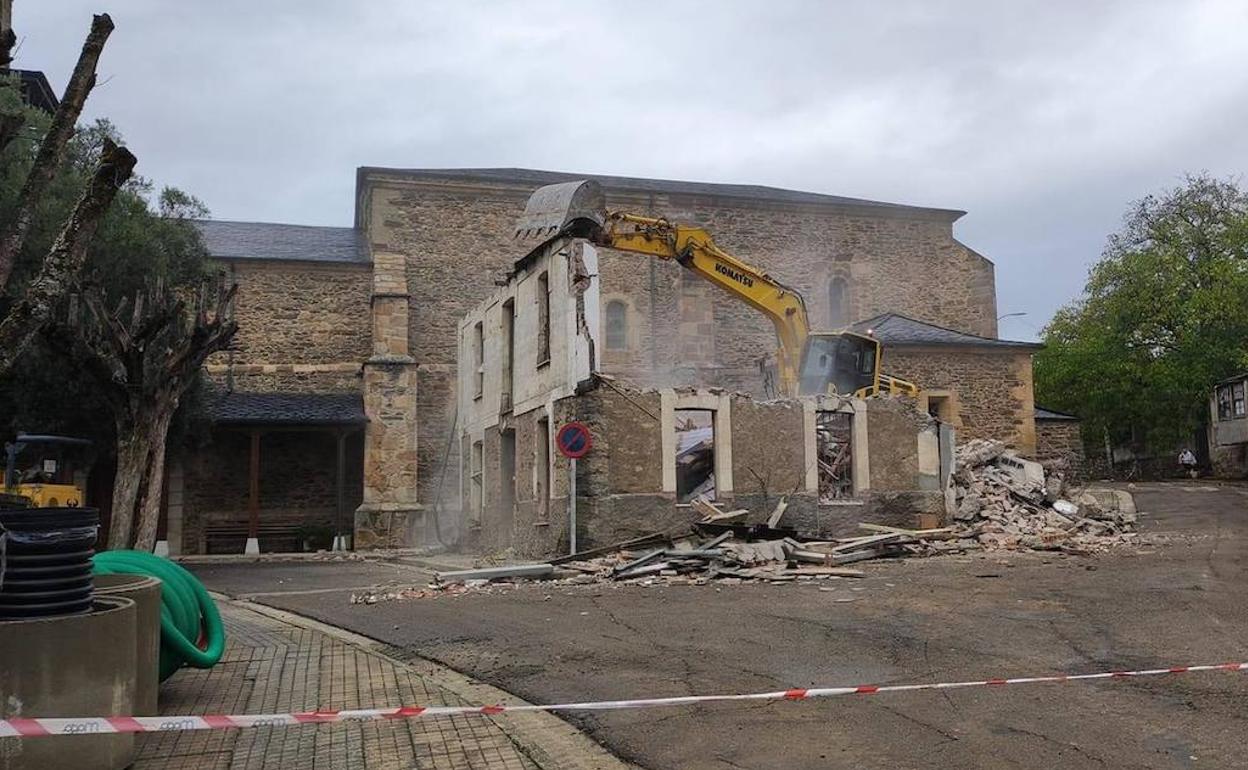 Derribo de la Casa del Cura en Cubillos del Sil. 