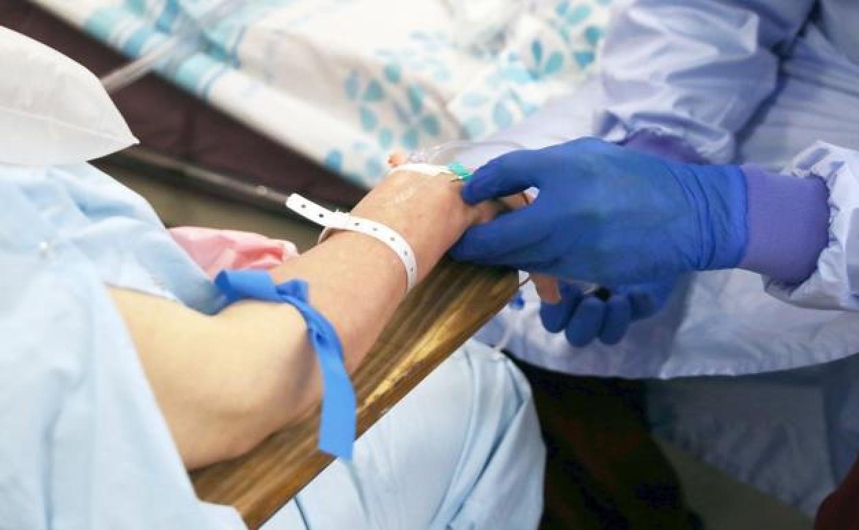 Imagen de un enfermero atendiendo a un paciente. 