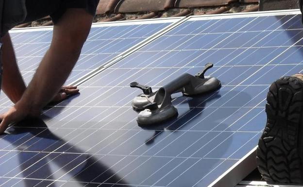 Instalación de unas placas fotovoltaicas en el tejado de una vivienda. 