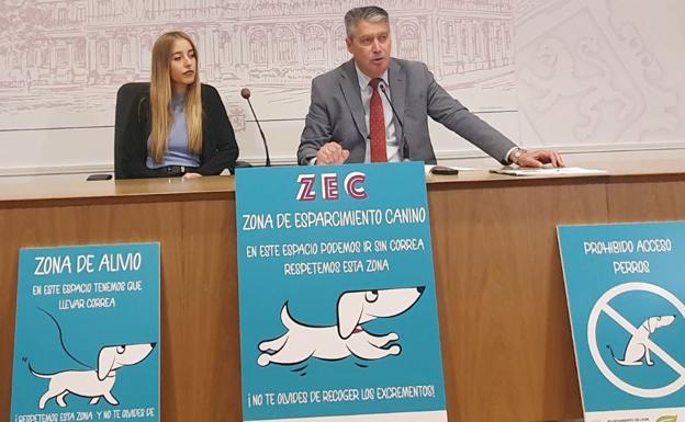 Presentación de los carteles para las nuevas Zonas de Esparcimiento Canino en León.