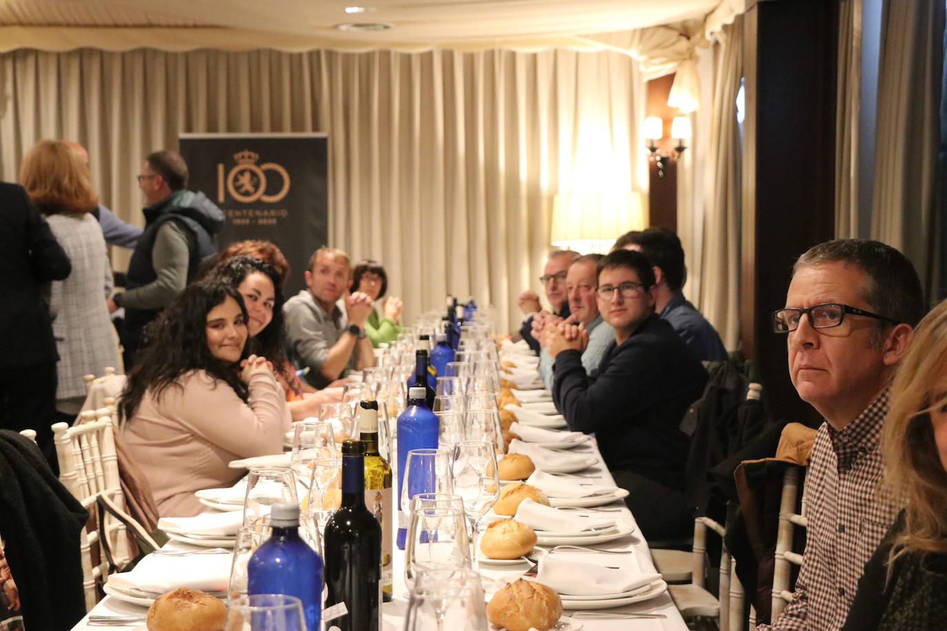 Más de 250 personas participan enuna cena en el Hotel Santiago león para arropar a Urbano González en su lucha contra la ELA.