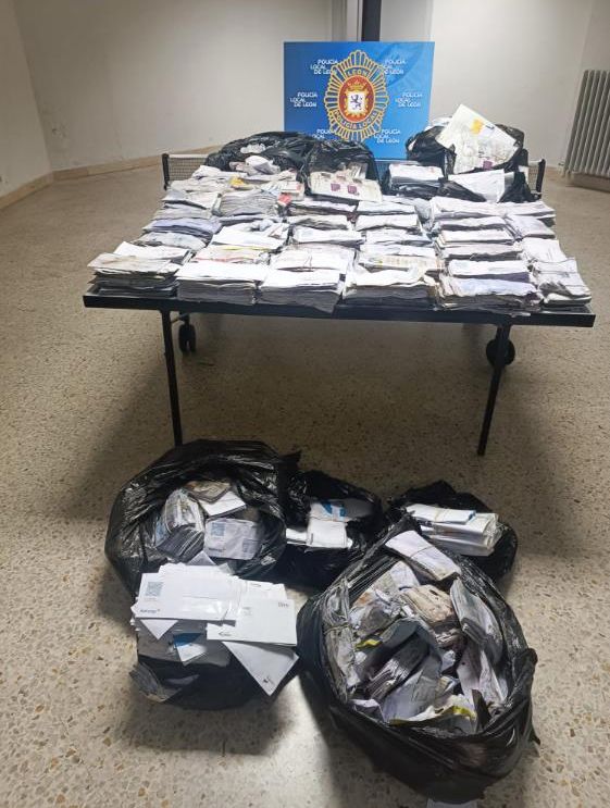 Las cartas fueron localizadas en un paraje poco accesible de la pedanía y para su recuperación tuvieron que intervenir los bomberos de León | La fecha de la correspondencia data desde el mes de junio.
