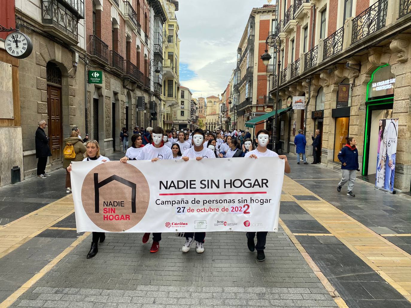 El acto 'Fuera de cobertura' que se ha celebrado este jueves en León dentro de la campaña 'Nadie Sin Hogar 2022'.