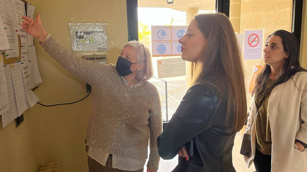 La delegada territorial de la Junta en León, Ester Muñoz, ha visitado la Fundación Proyecto Hombre de León. 