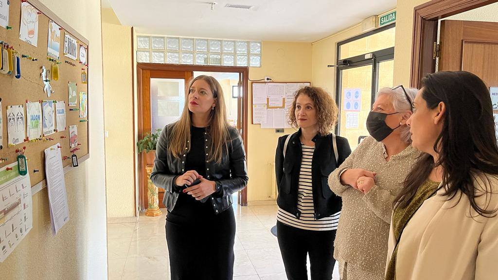 La delegada territorial de la Junta en León, Ester Muñoz, ha visitado la Fundación Proyecto Hombre de León. 