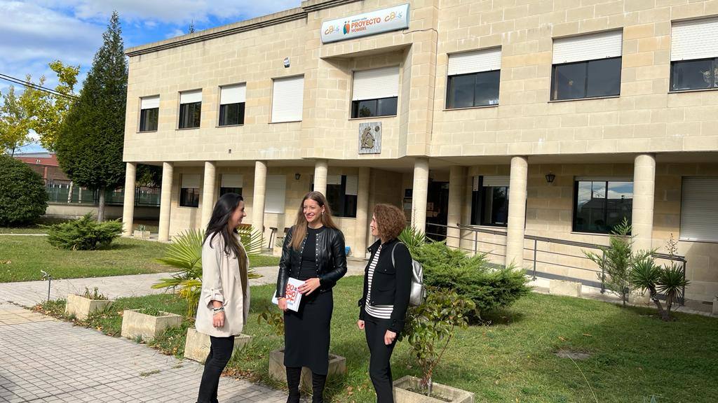 La delegada territorial de la Junta en León, Ester Muñoz, ha visitado la Fundación Proyecto Hombre de León. 