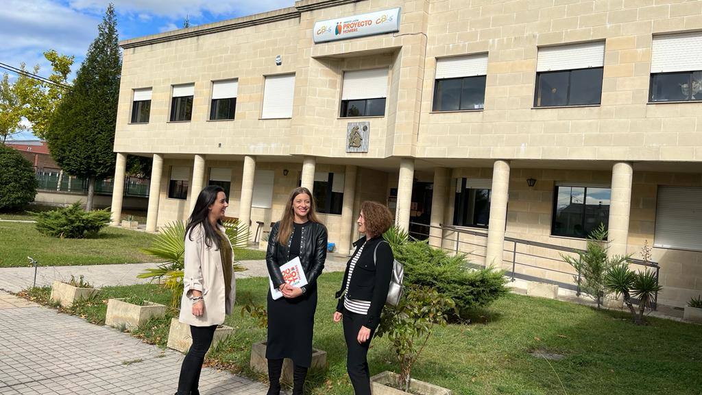 La delegada territorial de la Junta en León, Ester Muñoz, ha visitado la Fundación Proyecto Hombre de León. 