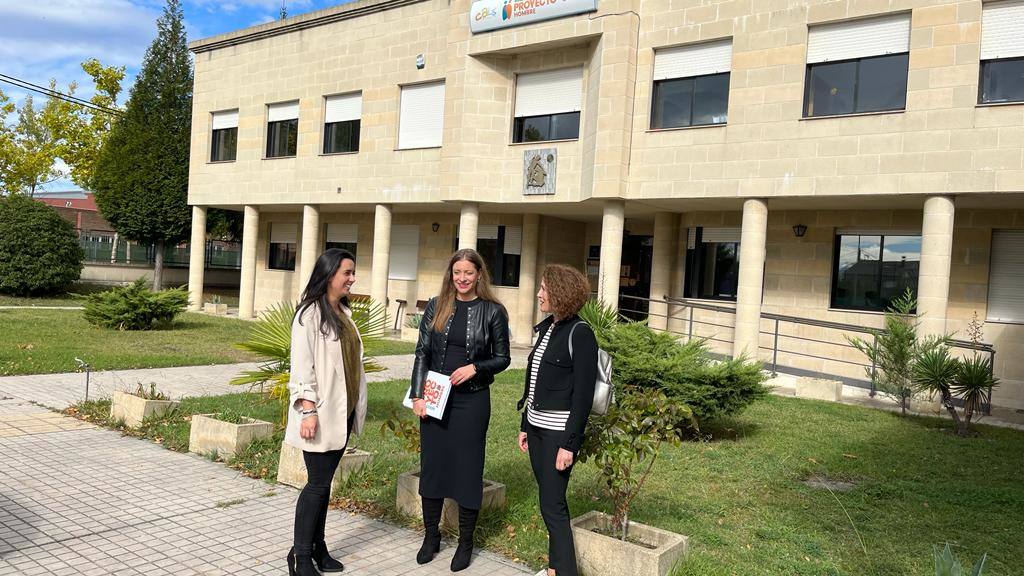 La delegada territorial de la Junta en León, Ester Muñoz, ha visitado la Fundación Proyecto Hombre de León. 